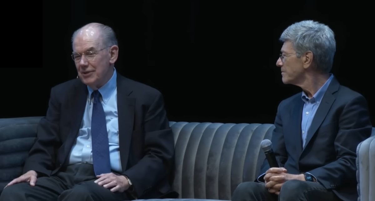 著名國際關係專家約翰·米爾斯海默（John Mearsheimer，左）與權威經濟學家傑佛瑞·薩克斯（Jeffrey Sachs）在2024年的All-In Summit，針對中美關係、以巴衝突等問題作出深入的分享。