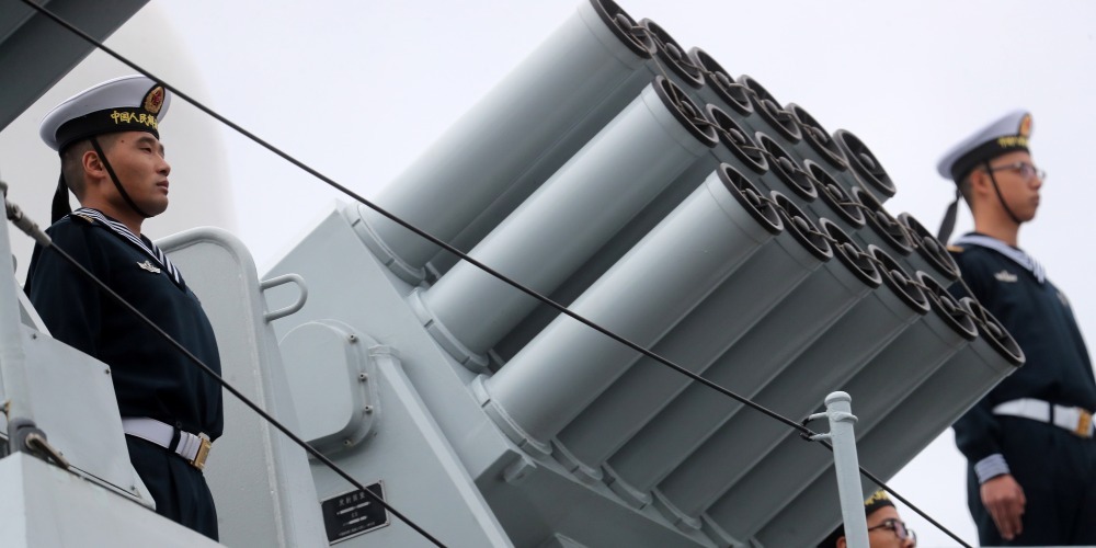 經濟學家傑佛瑞‧薩克斯認為，中國是基於美國的第一島鏈戰略而作出反應，建立海軍。