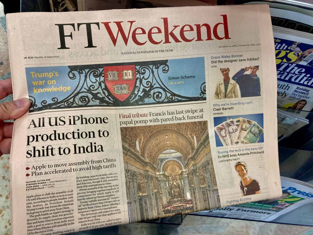 美國有報章在頭版報道iPhone生產線轉移至印度的消息。