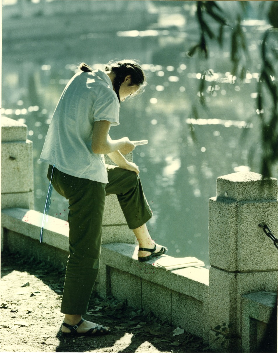 邓小平复出后，国家于1977年恢复高考，莘莘学子勤工俭学把握读书机会。