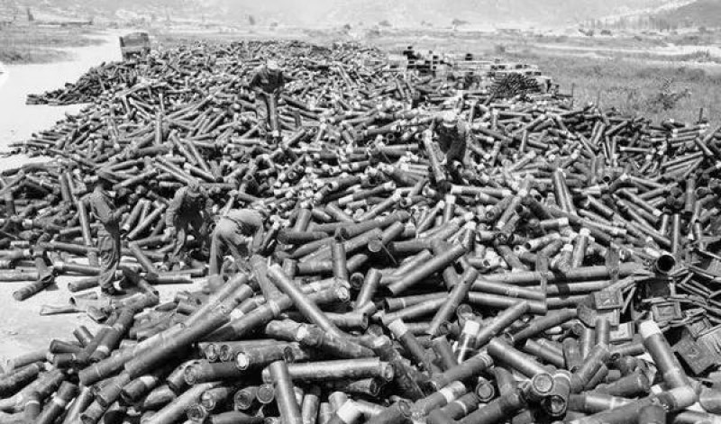 上甘嶺戰役後聯合國軍遺留下數量驚人的砲彈殼。