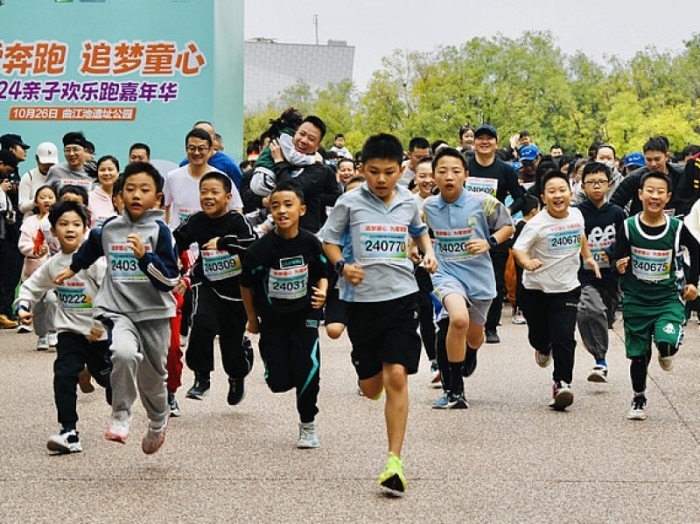 近代中國曾經歷過百年斷續的戰火蹂躪，遠離戰爭讓國家休養生息，有更多資源發展，改善人民生活