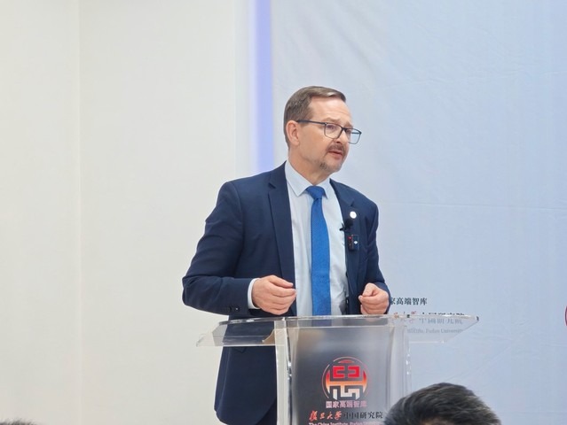 今年4月，瑞士著名外交官格雷明格到訪復旦大學中國研究院，就「歐洲安全何去何從」主題演講
