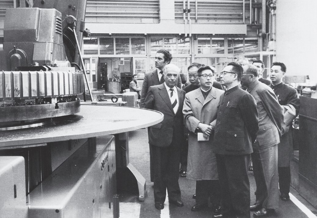 1978年5月22日，由谷牧率領的經濟代表團在比利時參觀阿瑟克工廠生產大功率發電機和變壓器的車間。