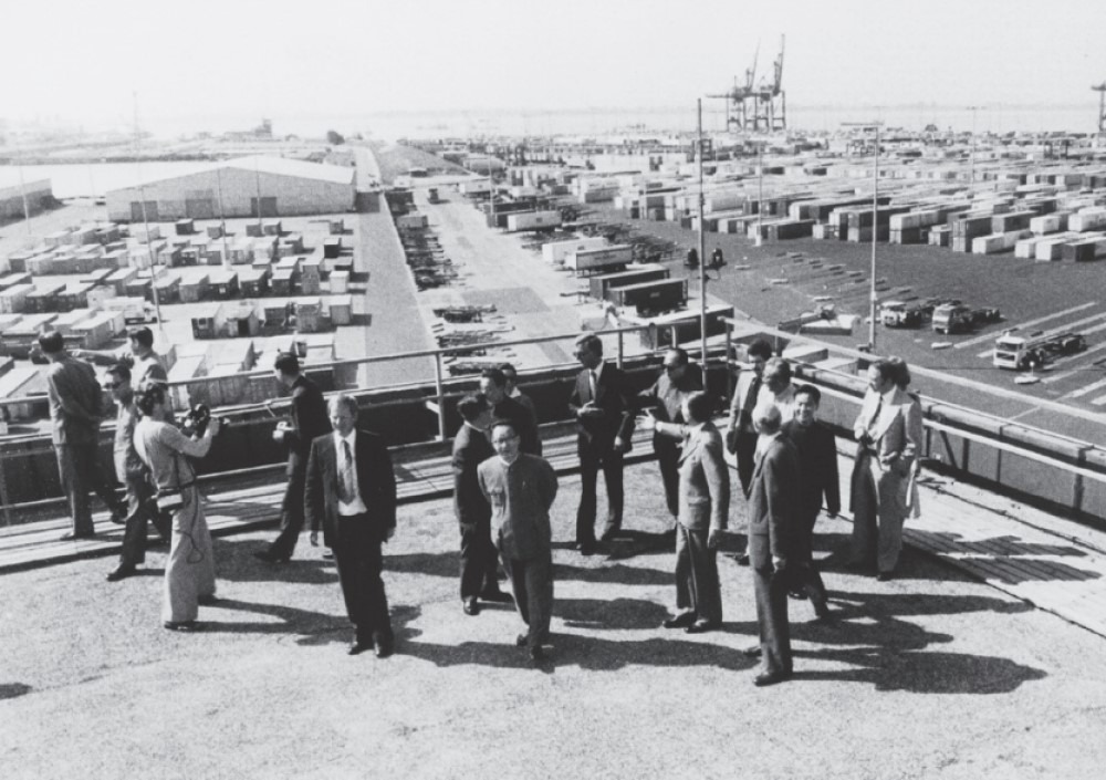 1978年5月31日，中国经济代表团在德国布来梅港考察。