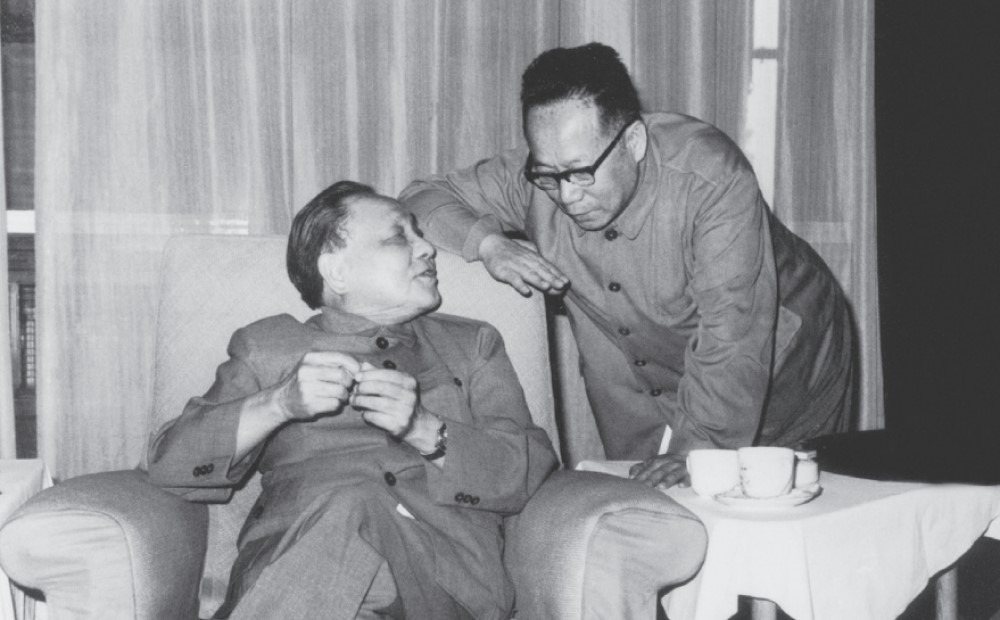 图为改革开放初期谷牧向邓小平汇报工作的情况。