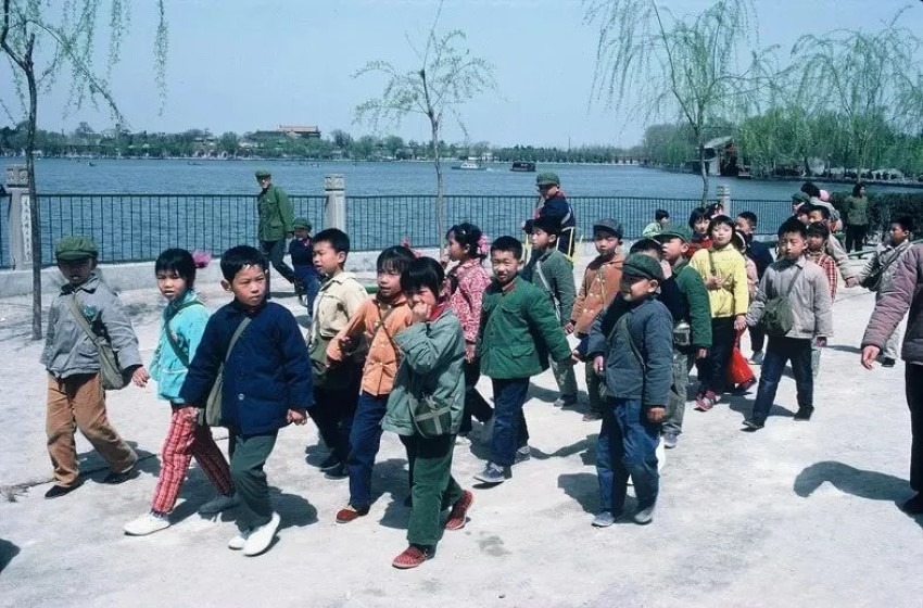 1978年在北海公園遊覽的孩子們。