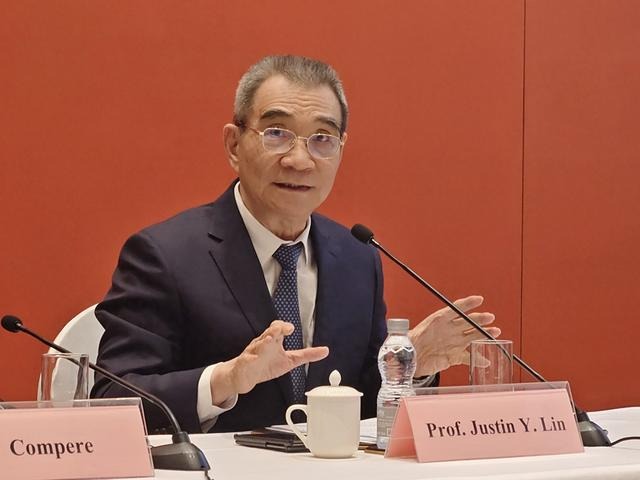 林毅夫认为只要中美两个世界最大经济体携手合作，既能推动两国共同发展，也将为全球繁荣提供更好的平台和机会。