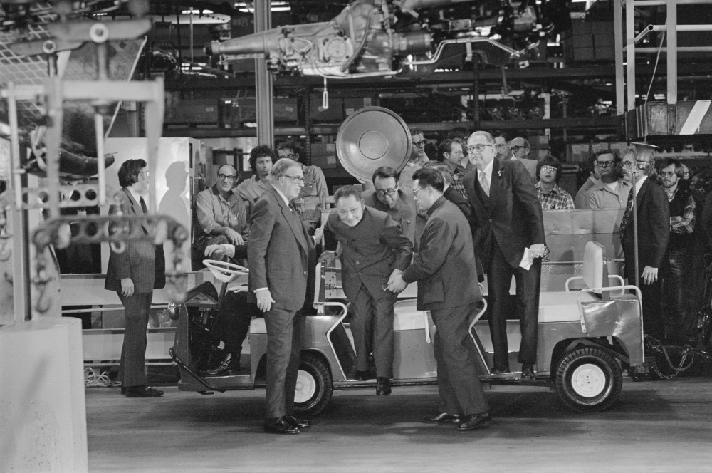 1979年2月，鄧小平在福特汽車老闆亨利‧福特二世的陪同下參加福特汽車在美國亞特蘭大的一家裝配工廠。