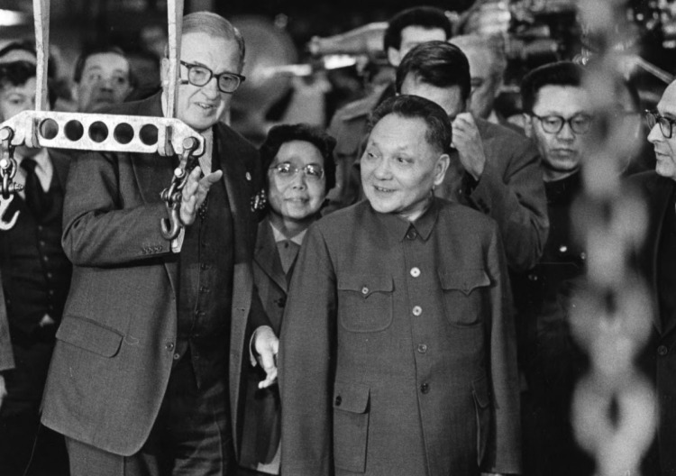 1979年2月，鄧小平在福特汽車老闆亨利‧福特二世的陪同下參加福特汽車位於美國亞特蘭大的一家裝配工廠。