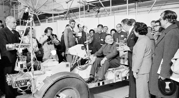 鄧小平在美國休斯敦參觀了約翰遜太空中心，試坐阿波羅月球車模型。