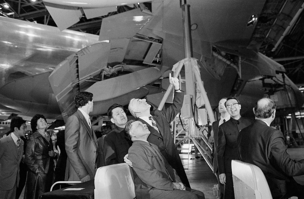 鄧小平訪問美國期間在西雅圖參觀了波音747客機的組裝。