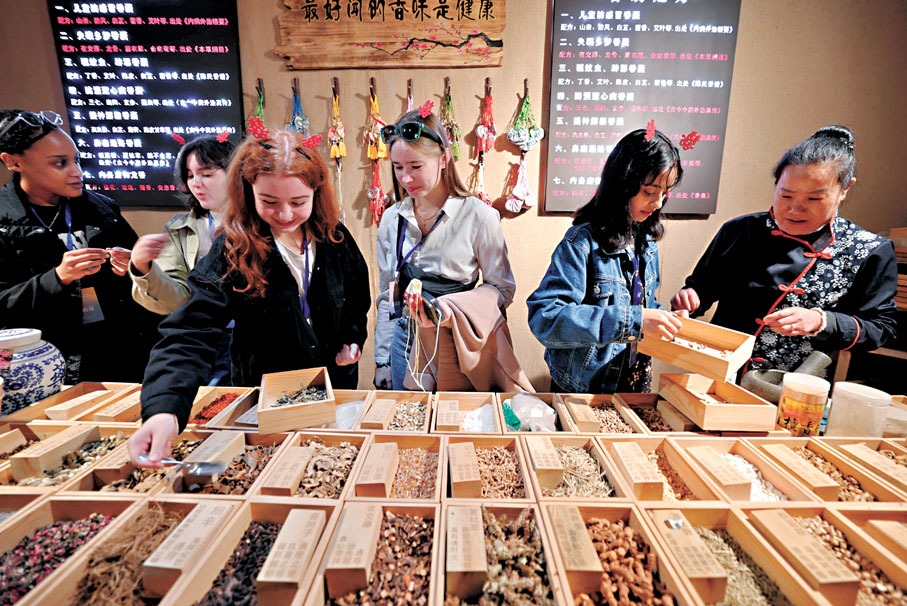 外國留學生在中國山東製作中藥香囊