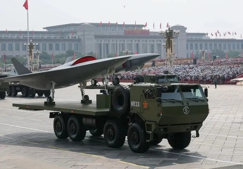 九三閱兵上，空中無人作戰方隊接受檢閱。