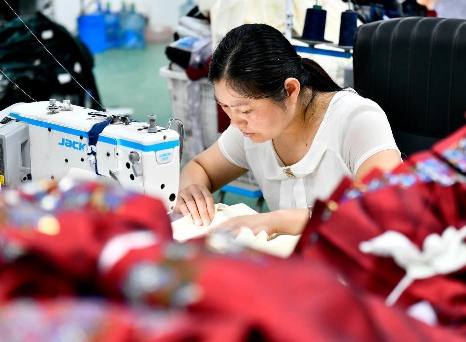 在曹縣縫製漢服的工作人員