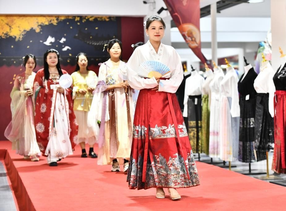 曹縣安蔡樓鎮女主播穿着漢服走秀