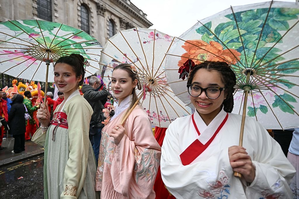 穿着傳統服飾的外國人參與中國新年慶祝活動