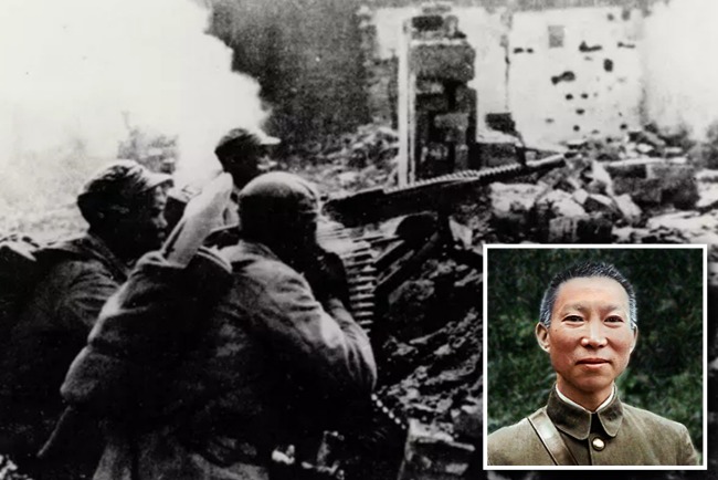 中国守军在第三次长沙会战重创日军。图为战斗中的国士兵，小图为指挥战役的薛岳，他抗日的战功备受两岸肯定。