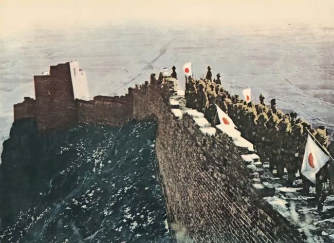 日军1933年从东北进入山海关，图侵略华北。图为山海关长城上的日军。