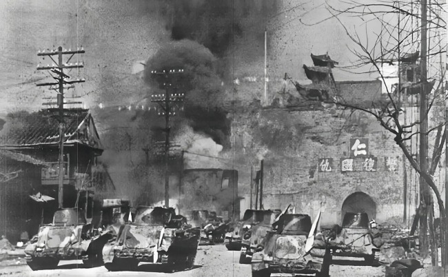 日军投入20万兵力进攻南京。图为日军进犯南京中华门。