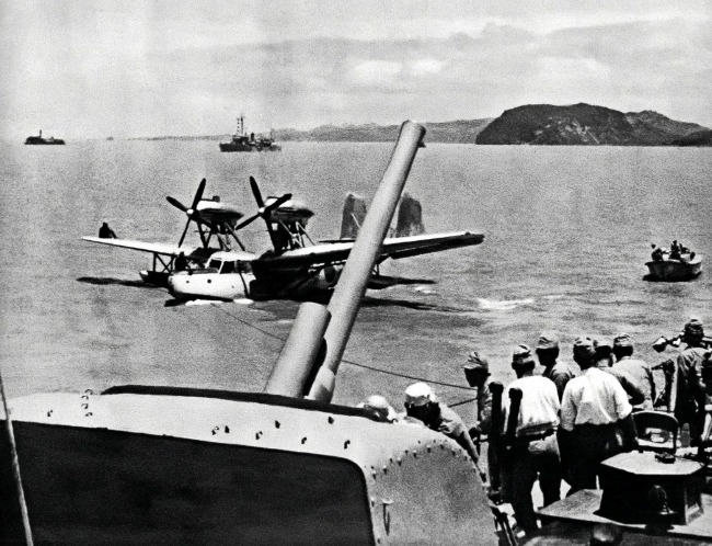 日军为攻占武汉出动了空军和海军。图为长江江面的日军战舰和水上飞机。