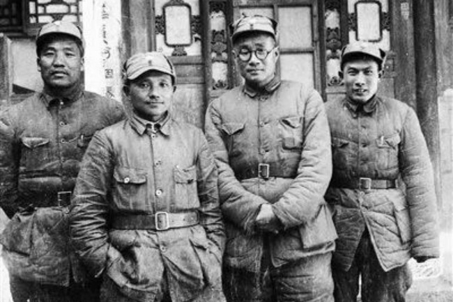 “改革开放总设计师”邓小平在百团大战期间担任八路军第129师政委（左二），该师直接参与战斗。图右二为十大元帅之一的刘伯承，他当时为第129师师长。