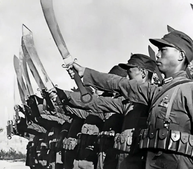 名震天下的“大刀队”并不是只有大刀作武器，他们都配备枪械，只是仍会背上大刀作近战武器。