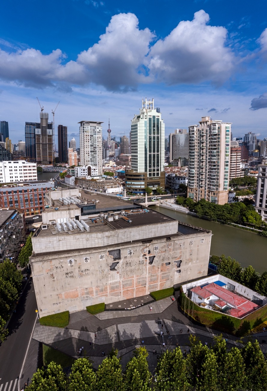 四行仓库遗址在上海静安区苏州河畔，是上海的中心地带。