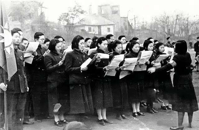 抗战期间各地的抗日救国活动，人们常会起《义勇军进行曲》。