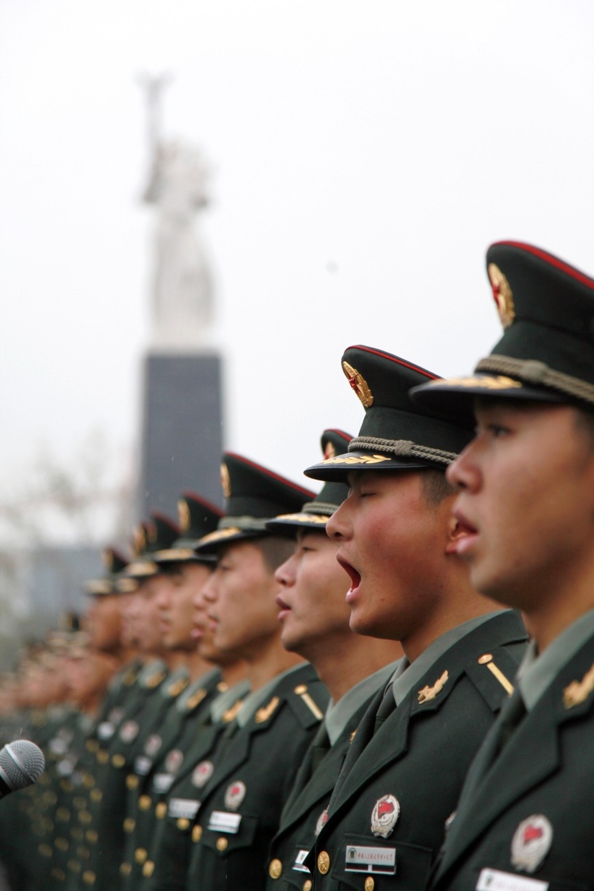 《义勇军进行曲》是中华人民共和国国歌，图为解放军战士参加抗战纪念活动时高唱国歌。