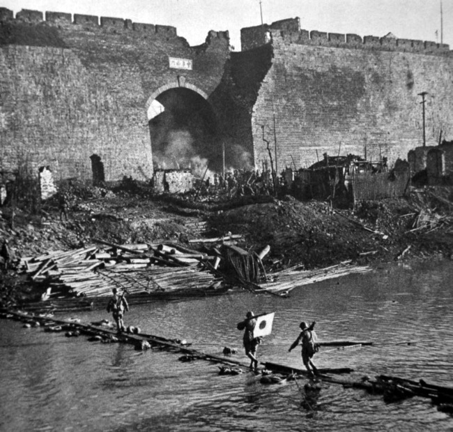 日军1937年12月13日攻入南京，展开骇人听闻的大屠杀。