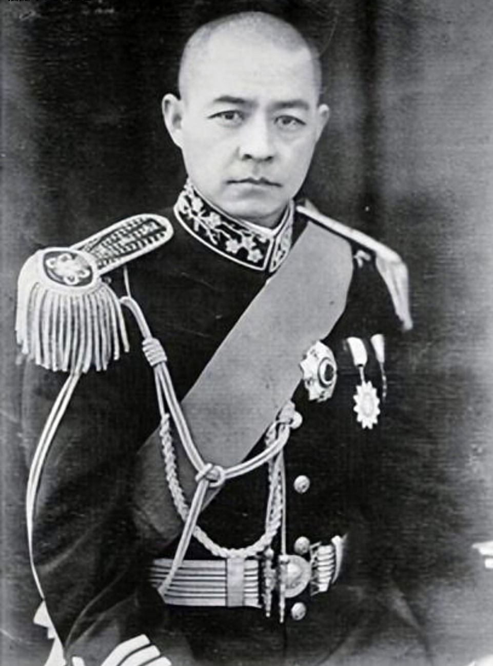 图为身穿大礼服的张自忠。