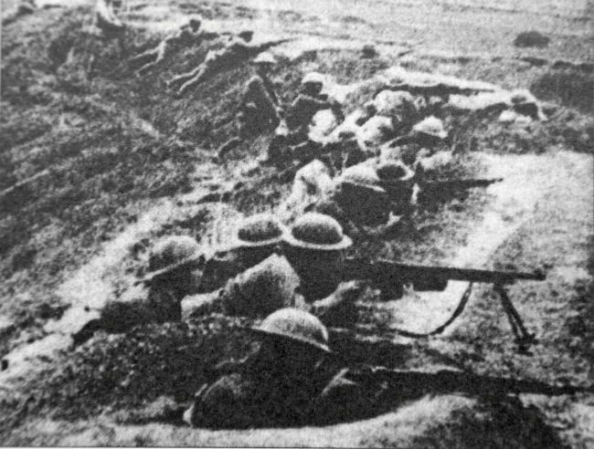 抗战期间中国队伤亡达到380多万。图为武汉会战中中国军队坚守阵地。