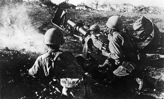 《义勇军进行曲》1937年后成为正式军歌之一，远征军200师更将之定为代表该师的军歌。图为中国远征军在缅甸作战。