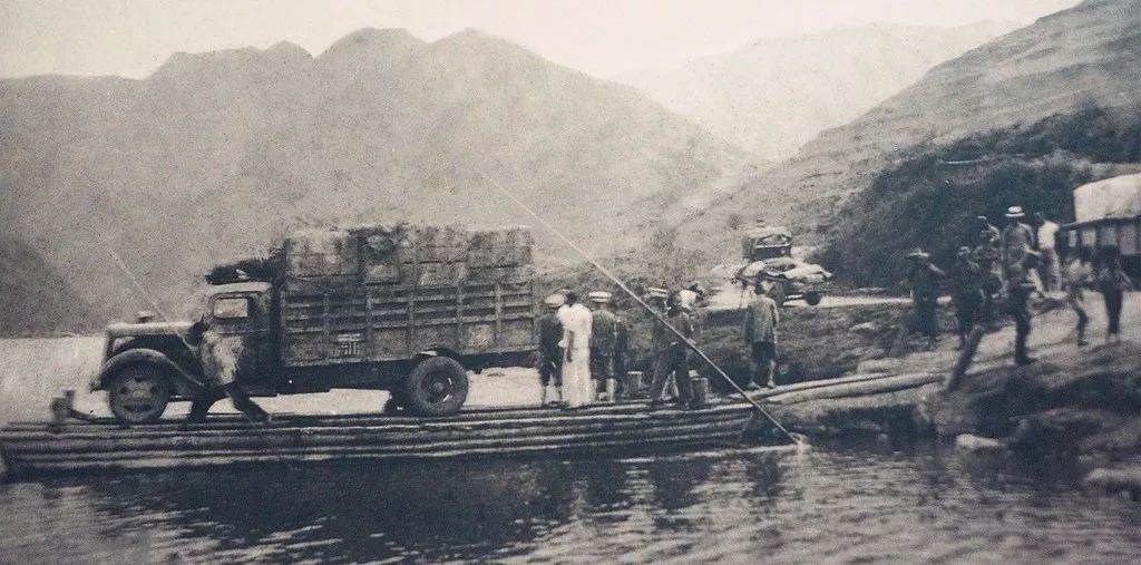 1938年，木船摆渡载有故宫文物的汽车渡河。