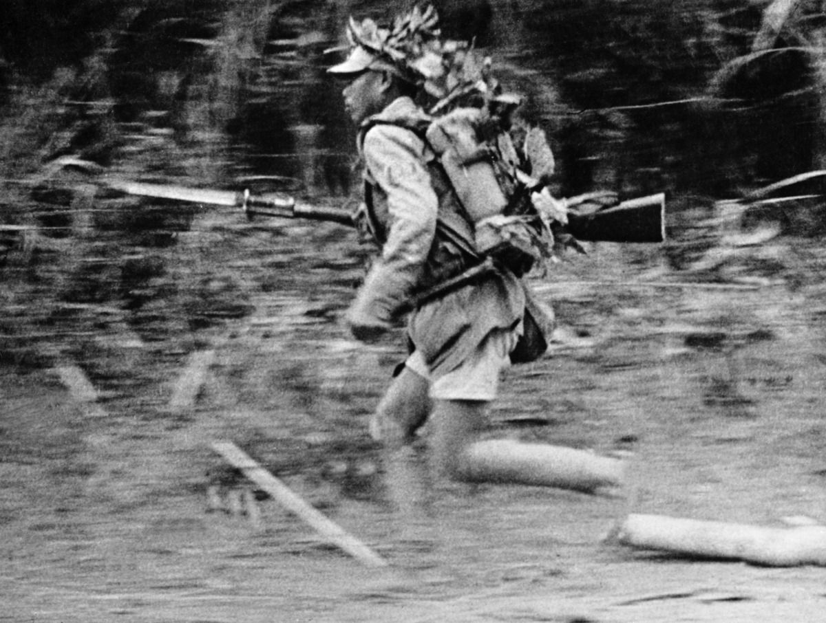 1942年，在緬甸叢林中奔襲的中國遠征軍士兵。