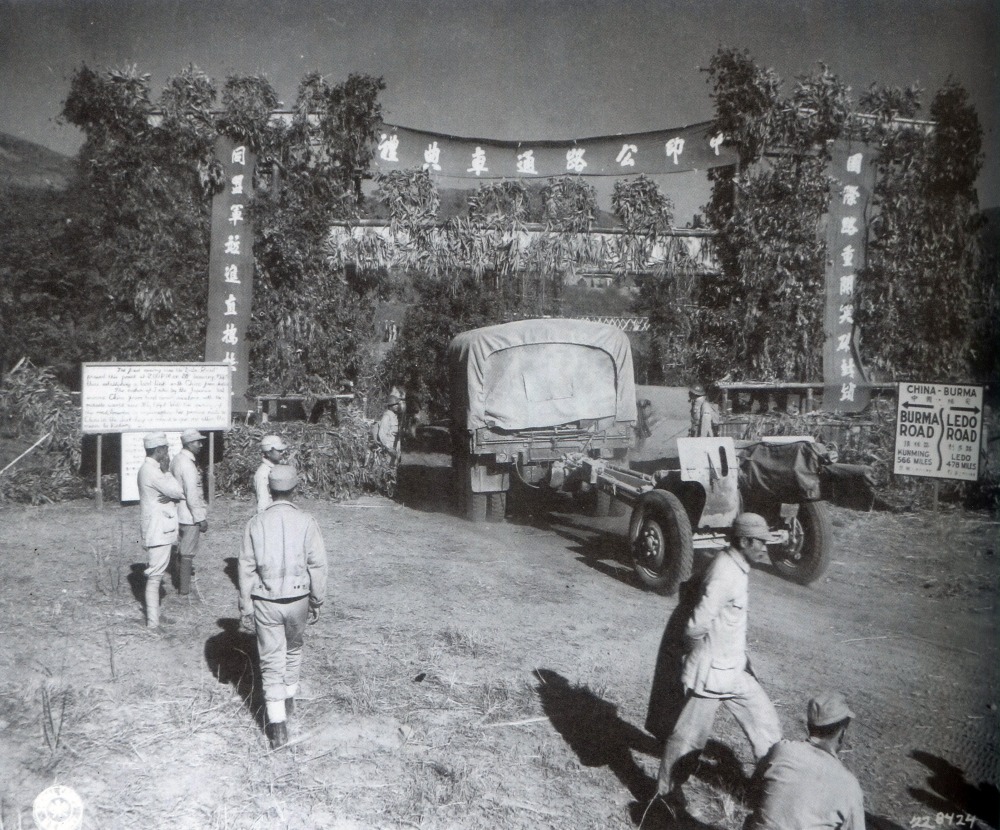 1945年：中國遠征軍同中國駐印軍在緬甸芒友會師。