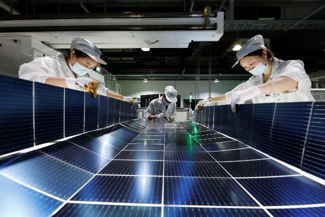 推動高質量發展、突出科技創新將是「十五五」重點。圖為生產太陽能設備的工廠。