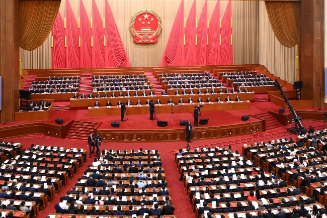 全國人大是中國最高權力和立法機構，《綱要》由全大人大通過後即具有法效力。