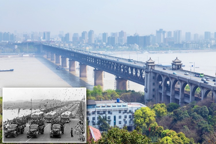 武漢長江大橋是中國第一個五年計劃的重點建設工程之一。小圖為1957年10月15日該橋舉行通車典禮。