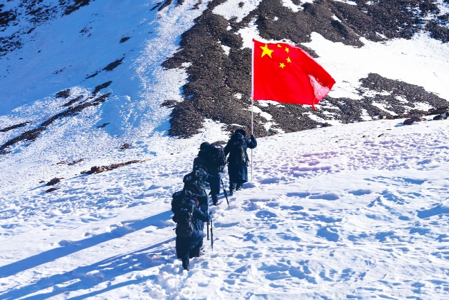 沒有國家主權和領土完整，就沒有國家安全。圖為新疆阿克蘇地區戍邊民警前往中吉3號界碑地域開展邊境巡邏。
