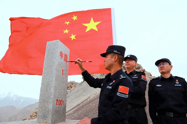 地圖無小事，地圖上的國界線必須正確。圖為新疆阿克蘇民警為國界線上的界碑描紅。