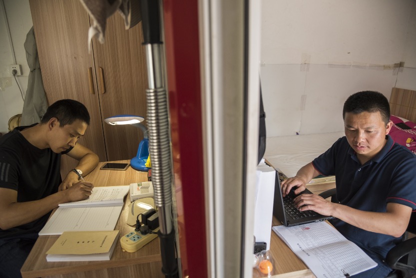 The village work team in Houshan Village, Shijiazhuang, Hebei, enters the collected information into the computer poverty alleviation system.