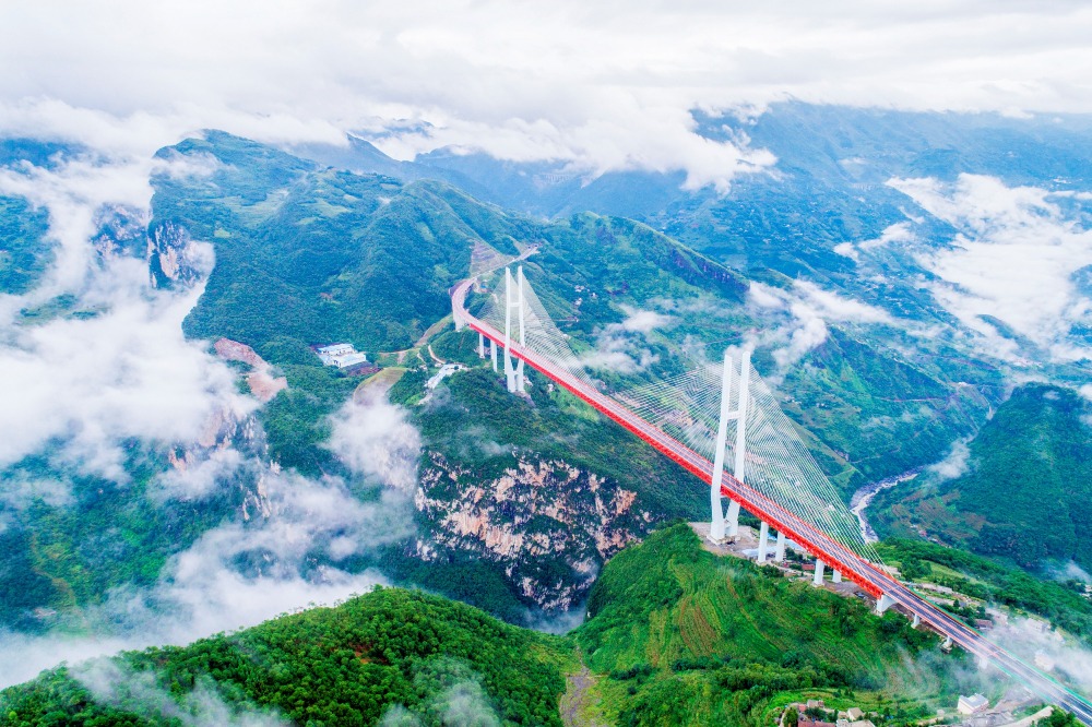 The Beipanjiang First Bridge spans the Beipanjiang Grand Canyon, with a vertical distance of 565 meters from the bridge deck to the valley floor.