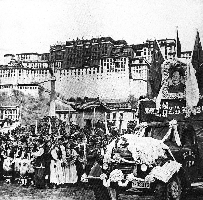 The opening ceremony of the Kangzang and Qinghai-Xizang highways was held at Potala Palace Square in Xizang.