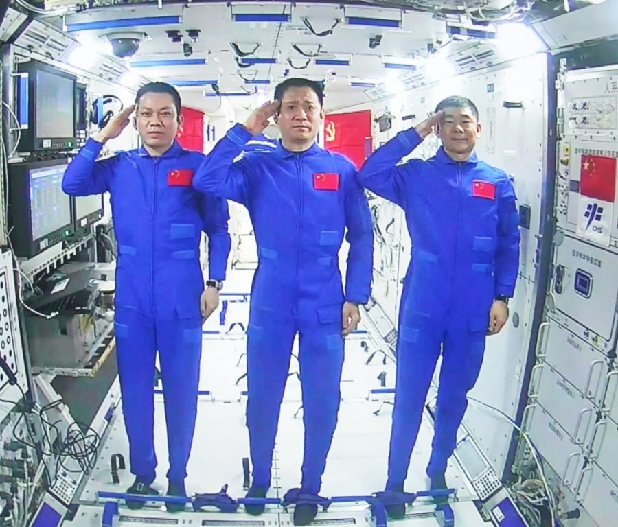 中国航天服为什么是白色? | 航空航天 | 中国科技 | 当代中国