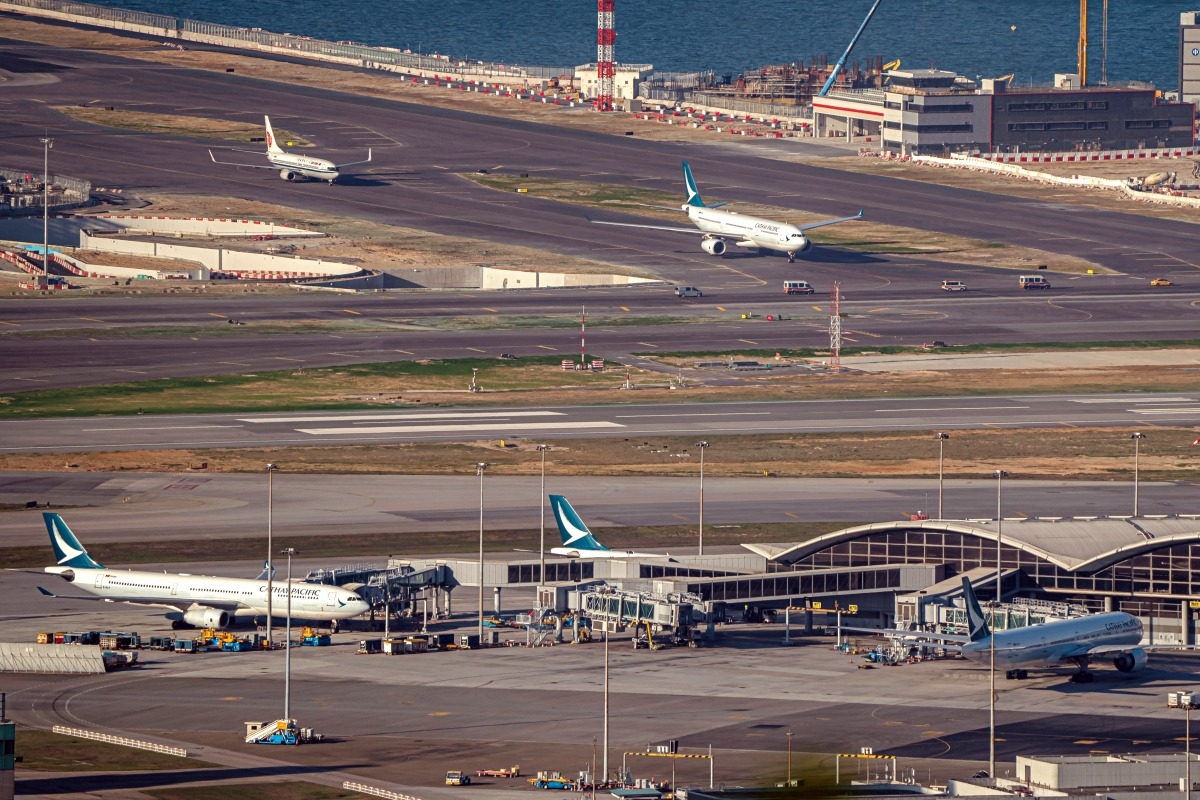 香港國際機場三跑系統啟用,每小時能升降102個航班。 香港國際機場三跑系統啟用,每小時能升降102個航班。