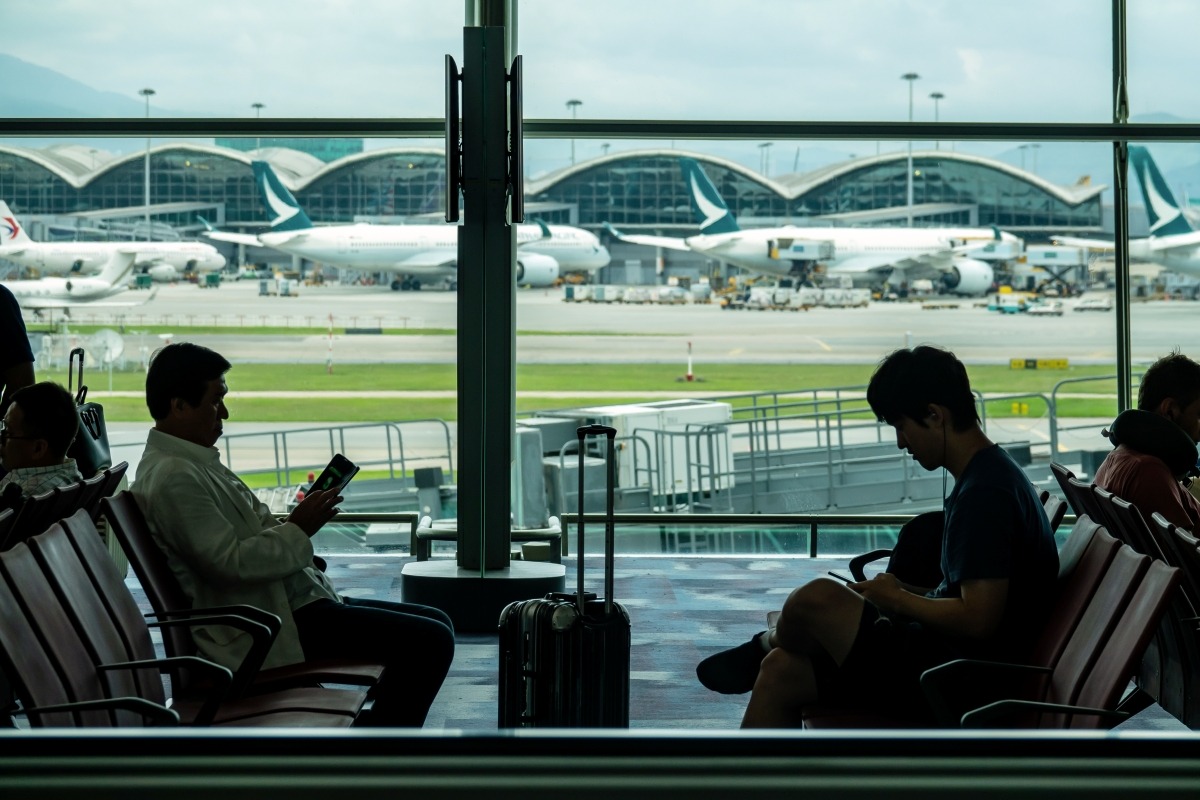 香港國際機場在「三跑」系統啟用後,每年可以處理高達1.2億人次旅行量。 香港國際機場在「三跑」系統啟用後,每年可以處理高達1.2億人次旅行量。