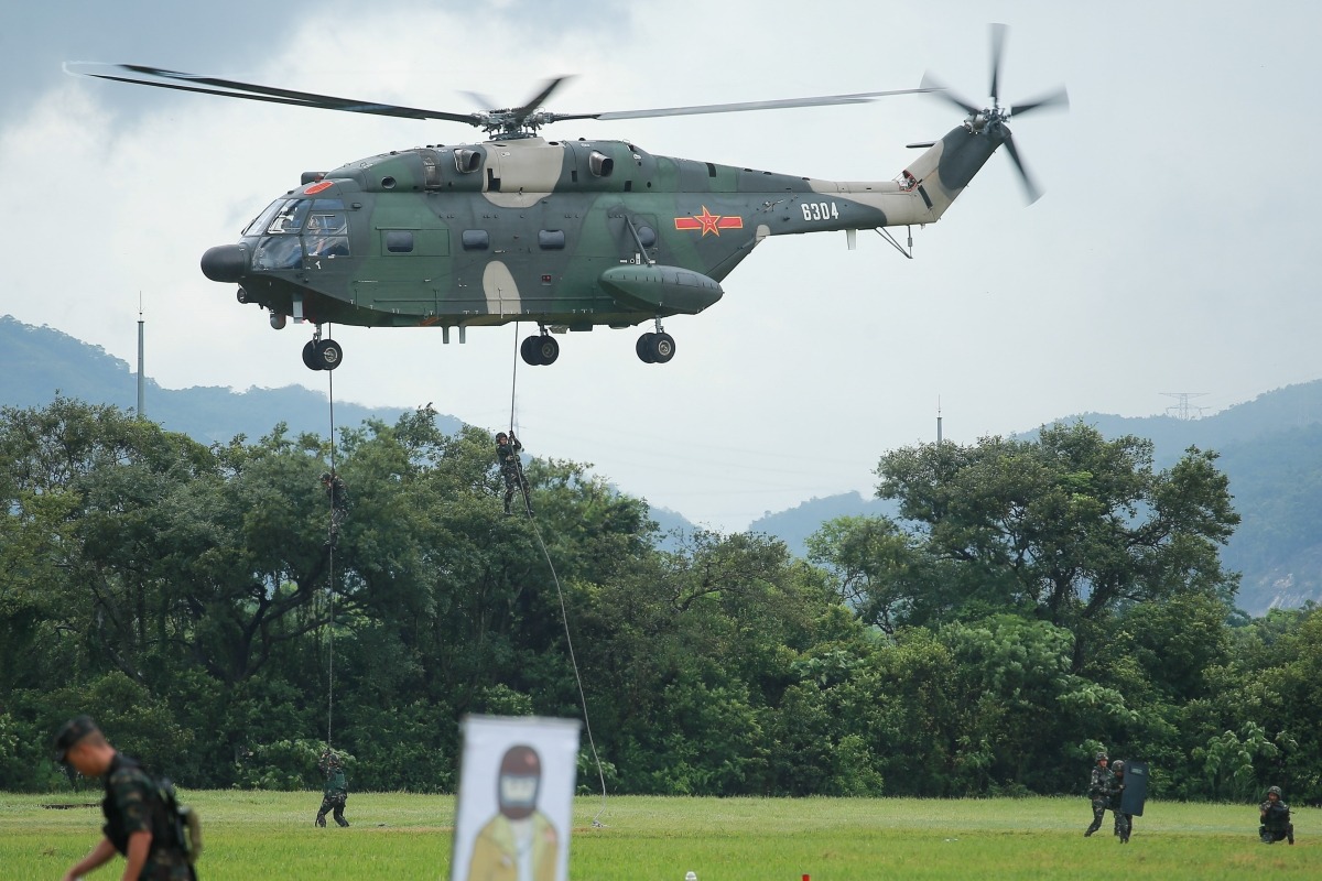 石崗機場目前由解放軍駐港部隊使用,駐有有多款直升機。圖為「直-8」直升機。 石崗機場目前由解放軍駐港部隊使用,駐有有多款直升機。圖為「直-8」直升機。