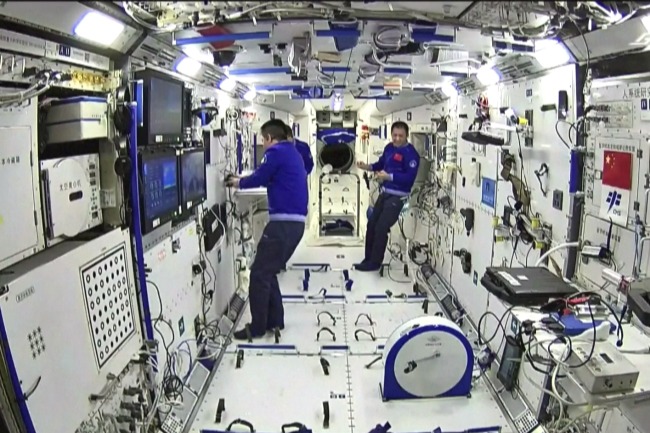 The Hong Kong astronaut will be stationed in Tiangong for half a year. The picture shows astronauts working in Tiangong.